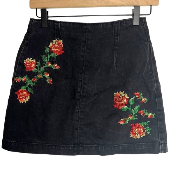 Topshop Dresses & Skirts - Top Shop Moto Women's 4 Denim Mini Skirt Black‎ Embroidered Cross Stitch Flowers